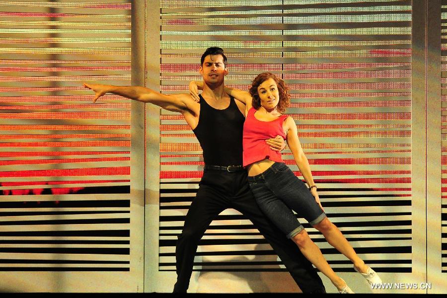 Artists perform the musical "Dirty Dancing" at Singapore's Marina Bay Sands Theatre, May 28, 2013. (Xinhua/Then Chih Wey) 