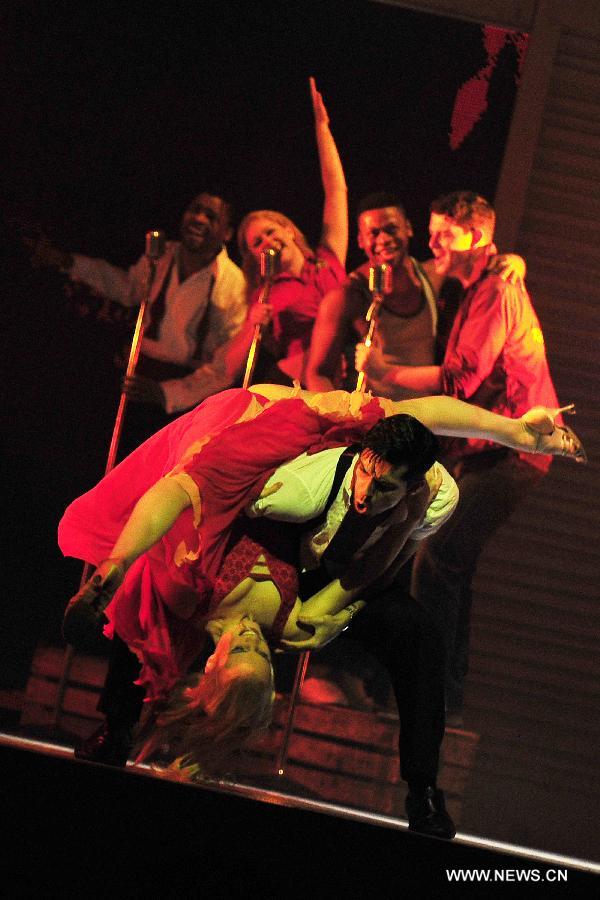 Artists perform the musical "Dirty Dancing" at Singapore's Marina Bay Sands Theatre, May 28, 2013. (Xinhua/Then Chih Wey) 