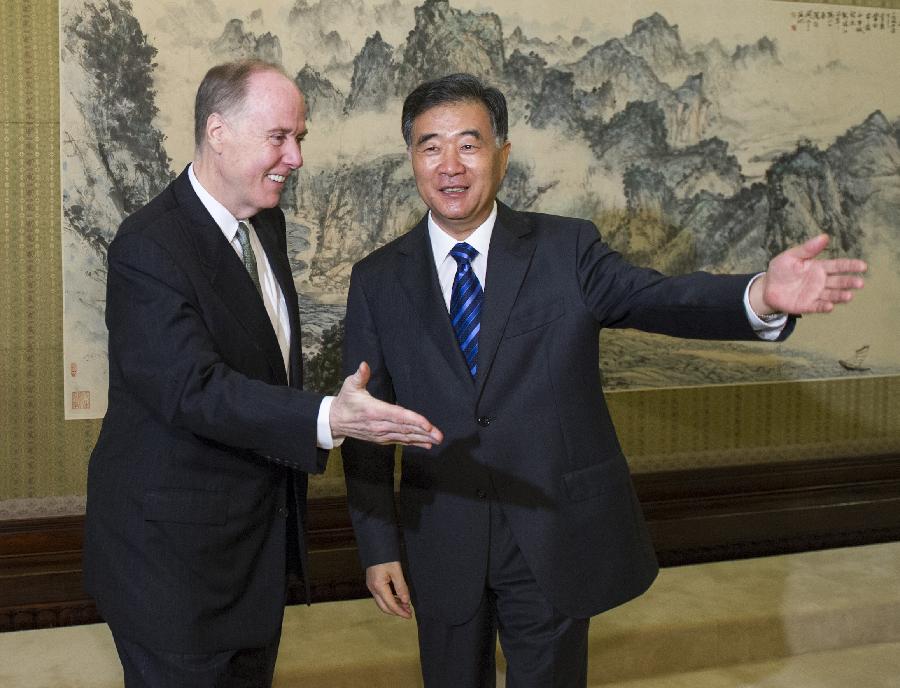 Chinese Vice Premier Wang Yang (R) meets with U.S. National Security Advisor Thomas Donilon in Beijing, capital of China, May 28, 2013. (Xinhua/Xie Huanchi) 