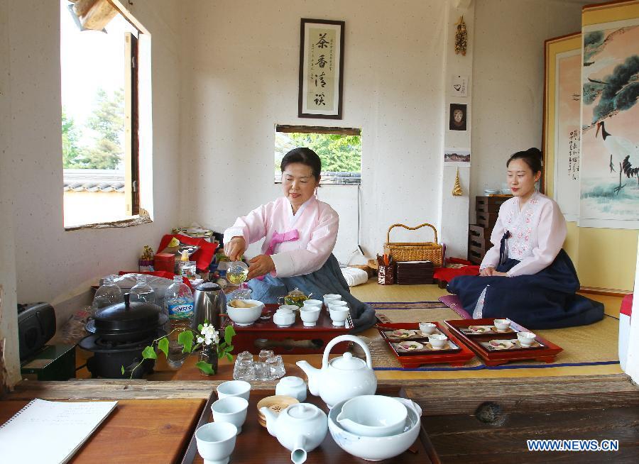 Hahoe Village, as one of the hottest tourism destinations in Andong City, S.Korea, is the village from which the Ryu family originated and where its members have lived together for 600 years. It is a place where tile-roofed and straw-roofed houses have been quite well preserved for a long time. This village is especially well known as the birth place of Joseon Dynasty: the latter was prime minister during the period of the Japanese invasion (from 1592 to 1598). (Xinhua Photo)