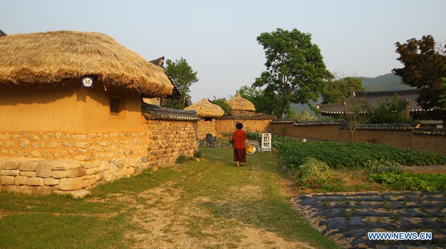 Hahoe Village, as one of the hottest tourism destinations in Andong City, S.Korea, is the village from which the Ryu family originated and where its members have lived together for 600 years. It is a place where tile-roofed and straw-roofed houses have been quite well preserved for a long time. This village is especially well known as the birth place of Joseon Dynasty: the latter was prime minister during the period of the Japanese invasion (from 1592 to 1598). (Xinhua Photo)