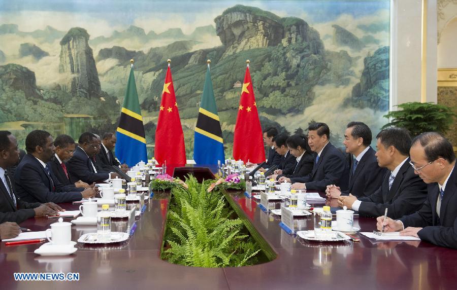Chinese President Xi Jinping (R) meets with Zanzibar President Ali Mohamed Shein in Beijing, capital of China, May 28, 2013. (Xinhua/Huang Jingwen)
