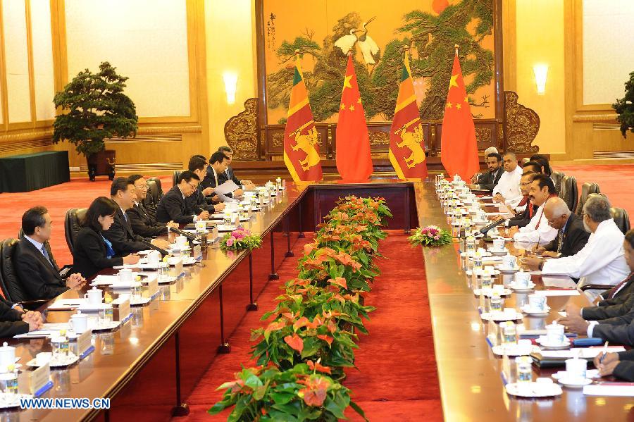 Chinese President Xi Jinping (L) holds talks with President of Sri Lanka Mahinda Rajapakse in Beijing, capital of China, May 28, 2013. (Xinhua/Liu Jiansheng)  