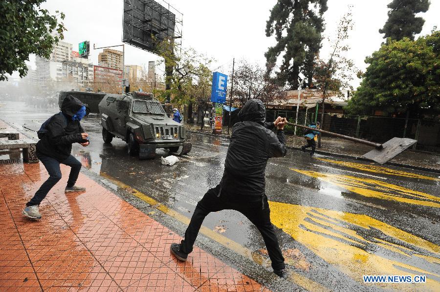 Students attend a protest called by the Chilean Coordinating Assembly of High School Students (ACES), the Chilean National Coordination of Students of High School (Cones), the Council of Student Federations of Chile (CONFECH) and the Movement of Students of Private Higher Education (MESUP), in Santiago, capital of Chile, on May 28, 2013. The students demanded a dignified and free education without lucre, according to local media. (Xinhua/Jorge Villegas) 