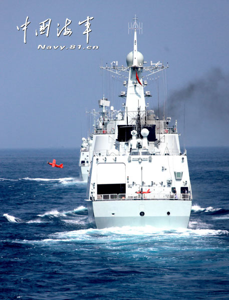 A destroyer detachment of the South Sea Fleet under the Navy of the Chinese People's Liberation Army (PLA) conducts real-combat confrontation drills in unfamiliar waters. (navy.81.cn/Li Zhanglong, Yu Lin)