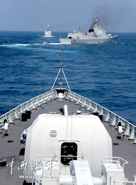 A destroyer detachment of the South Sea Fleet under the Navy of the Chinese People's Liberation Army (PLA) conducts real-combat confrontation drills in unfamiliar waters. (navy.81.cn/Li Zhanglong, Yu Lin)