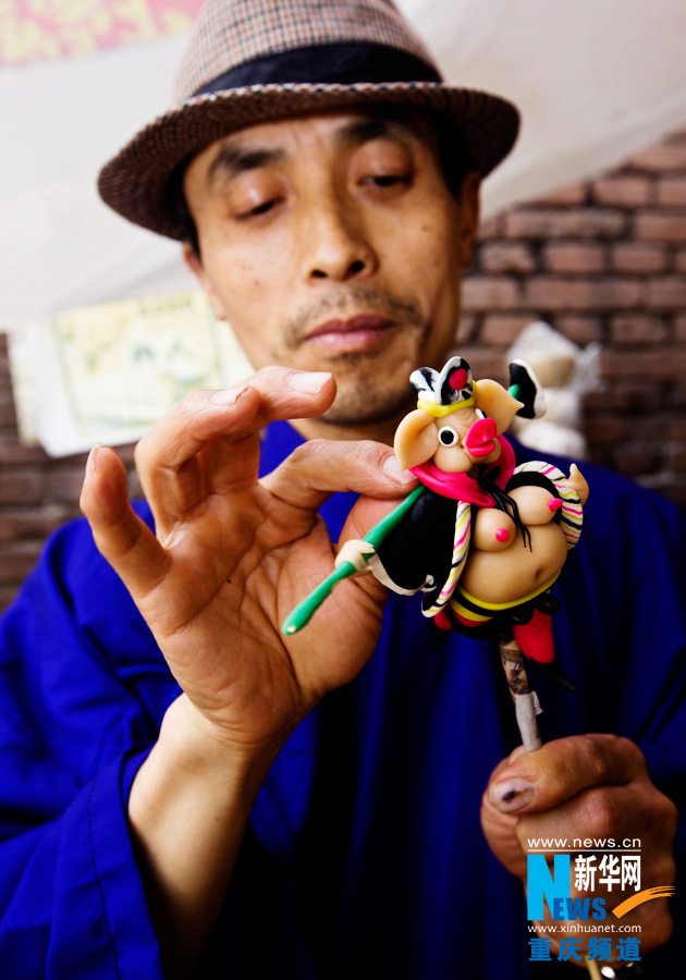 A handicraftsman who makes dough figurines.(Xinhua/Peng Bo)