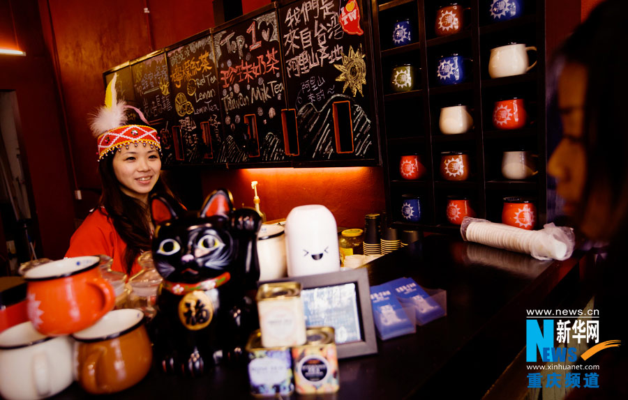 The boss of a tea shop talks with other bosses in this street. Everyone liked the girl from Taiwan.(Xinhua/Peng Bo)