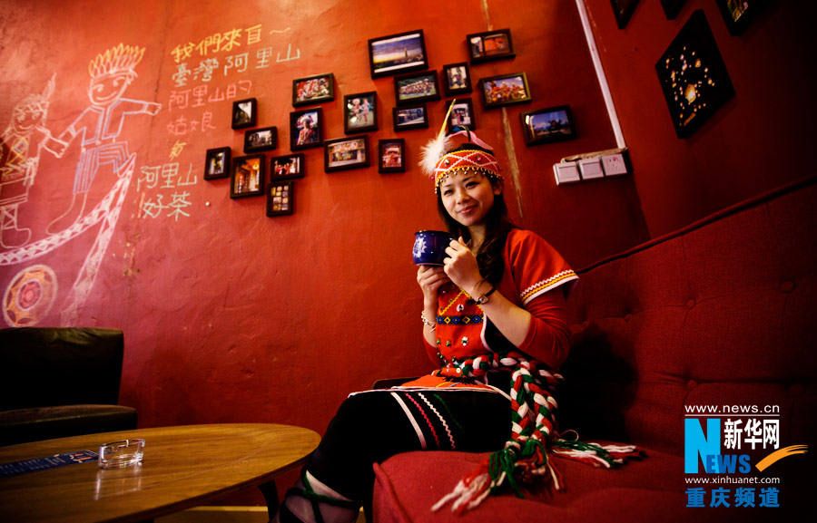 The boss of a tea shop takes a rest.(Xinhua/Peng Bo)