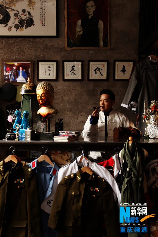 The boss of a clothing store takes a rest in his store.(Xinhua/Peng Bo)