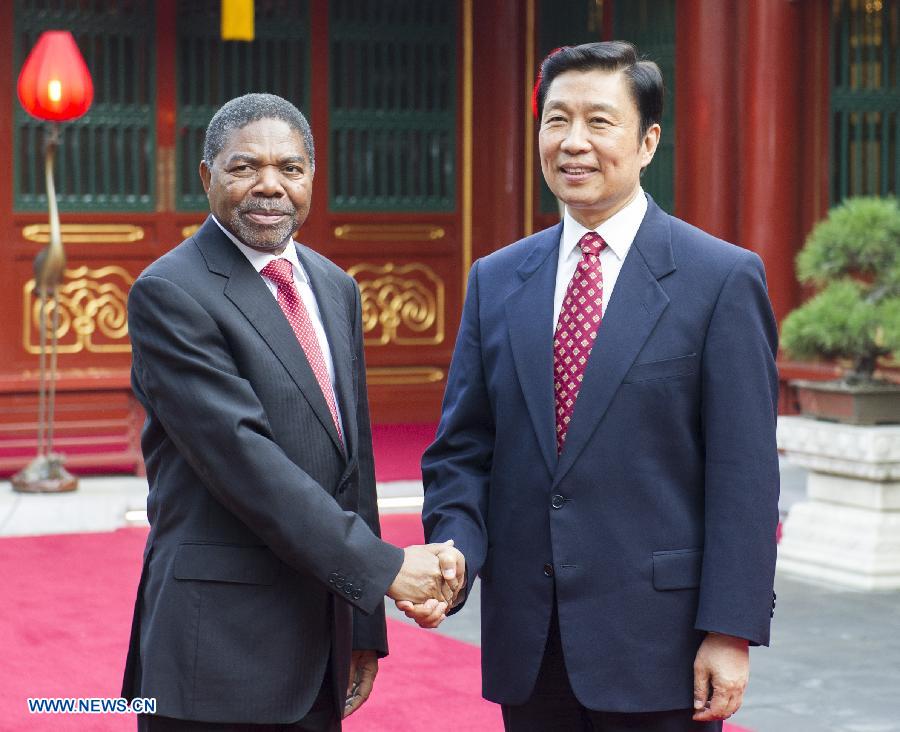 Chinese Vice President Li Yuanchao (R) shakes hands with Ali Mohamed Shein, president of Tanzania's semi-autonomous region Zanzibar, during their meeting in Beijing, capital of China, May 28, 2013. (Xinhua/Wang Ye)