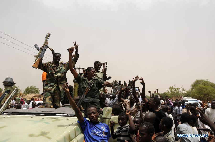 Local resdidents welcome soldiers returning from battlefield, in El Rahad of Sudan's North Kordofan State May 28, 2013. Sudanese army announced on Monday that it has liberated the strategic area of Abu Karshula in South Kordofan State from rebels of the Revolutionary Front. (Xinhua/Mohammed Babiker)