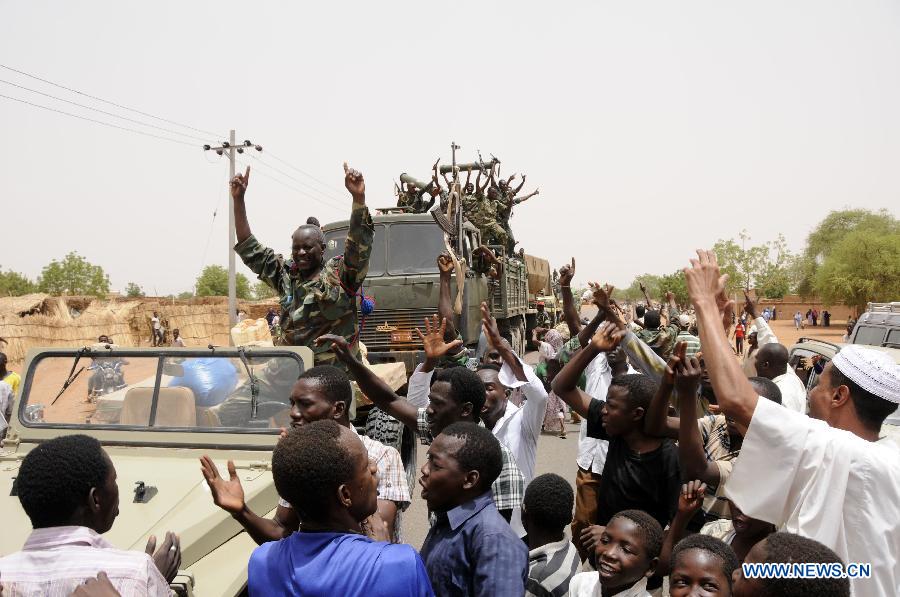 Local resdidents welcome soldiers returning from battlefield, in El Rahad of Sudan's North Kordofan State May 28, 2013. Sudanese army announced on Monday that it has liberated the strategic area of Abu Karshula in South Kordofan State from rebels of the Revolutionary Front. (Xinhua/Mohammed Babiker)