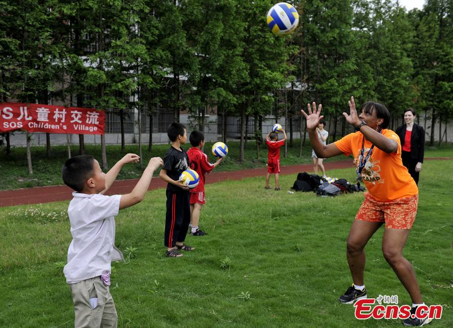 A former U.S. national team member, as part of a Sports Delegation selected by the U.S. Department of State, plays volleyball with students at SOS Children's Village in Chengdu, capital of southwest China's Sichuan Province, May 28, 2013. (CNS/An Yuan)