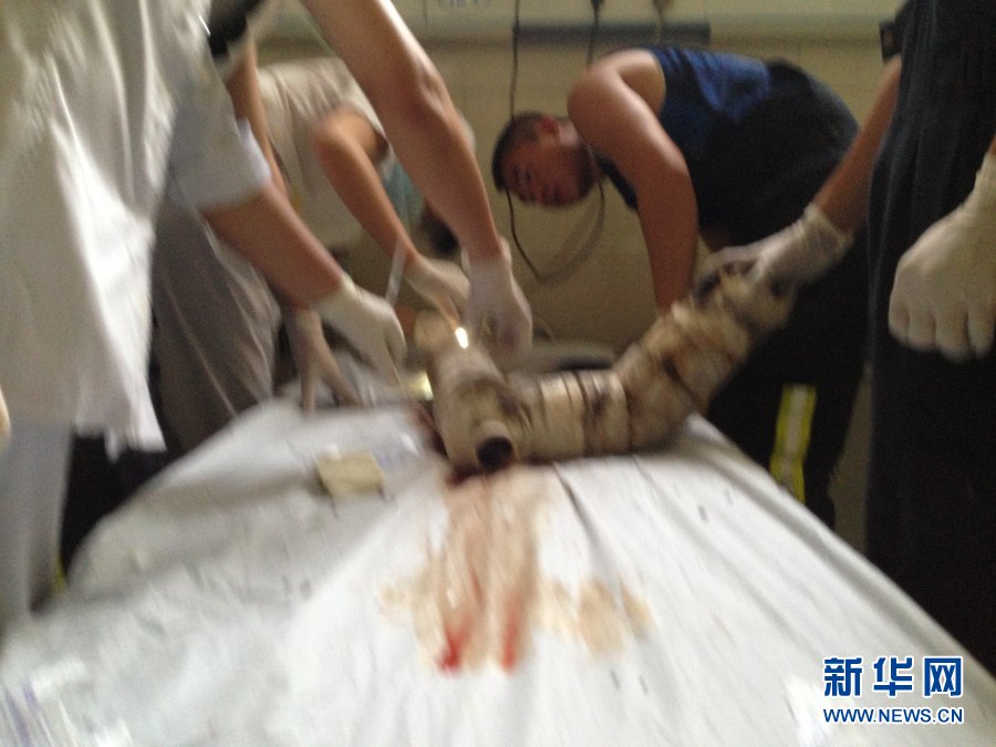 Rescuers discuss the next plan for cutting the pipe. Medical staff stood by on the side. (Xinhua Photo)