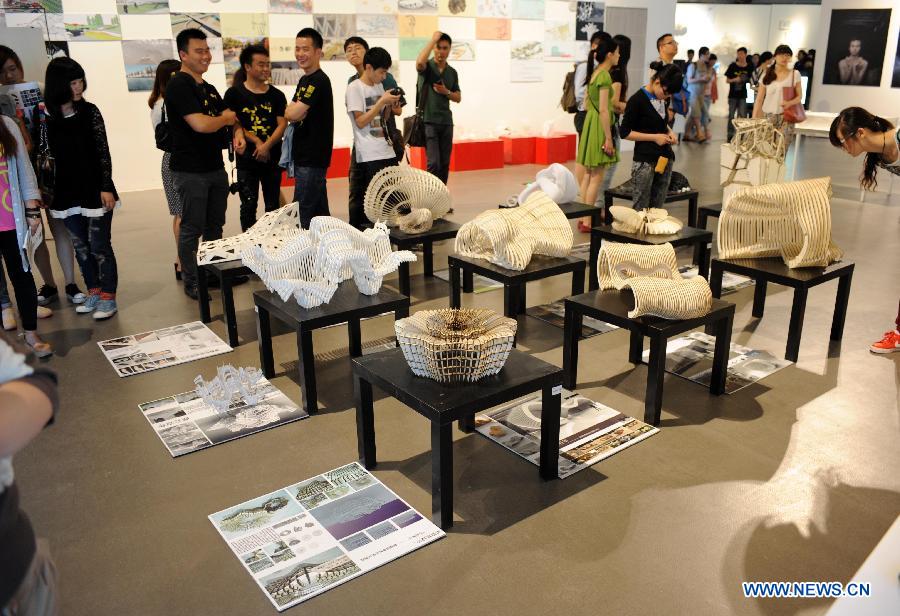 Visitors watch the works designed by graduates from Nanjing University of the Arts in Nanjing, capital of east China's Jiangsu Province, May 28, 2013. (Xinhua/Sun Can)  