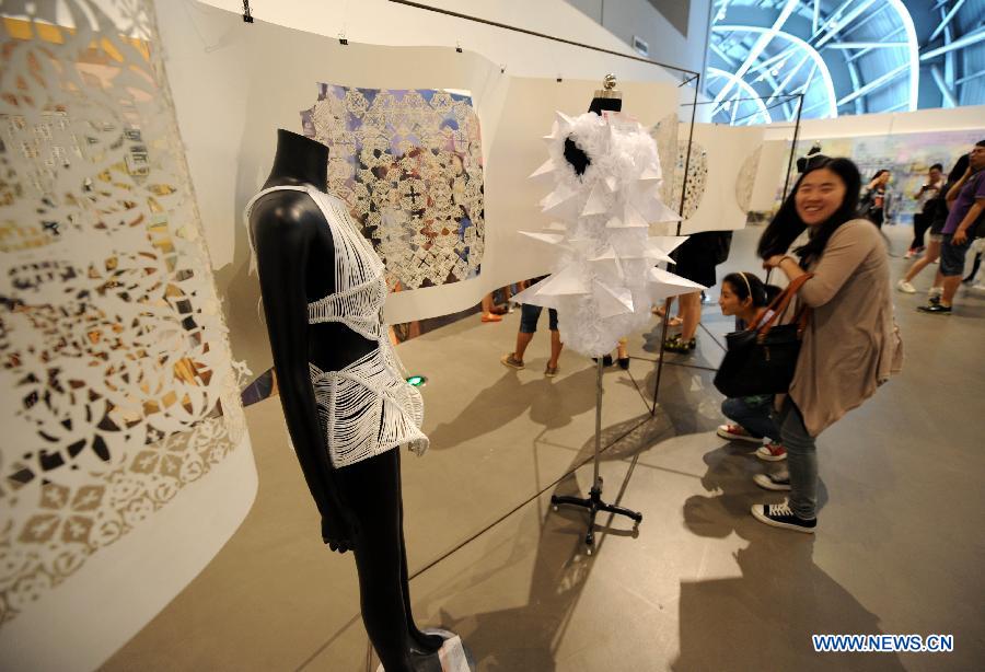 Visitors watch the works designed by graduates from Nanjing University of the Arts in Nanjing, capital of east China's Jiangsu Province, May 28, 2013. (Xinhua/Sun Can) 