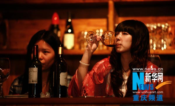 Numbers of women wine lovers are not less than men. (Photo/ Xinhua)