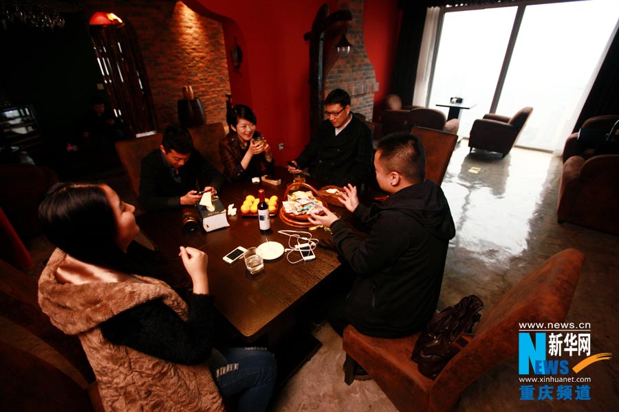 Compare to bar or café, wine club offers a better environment for people to enjoy their private time. (Photo/ Xinhua)