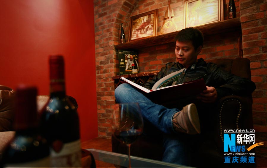 Gaohe Chongqing wine club is a rare oasis in the city for white collar workers after work. (Photo/ Xinhua)