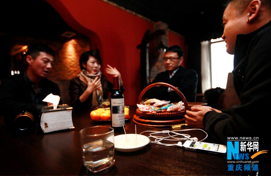 People spend their spare time at wine club tasting, sharing, talking and relaxing. (Photo/ Xinhua)