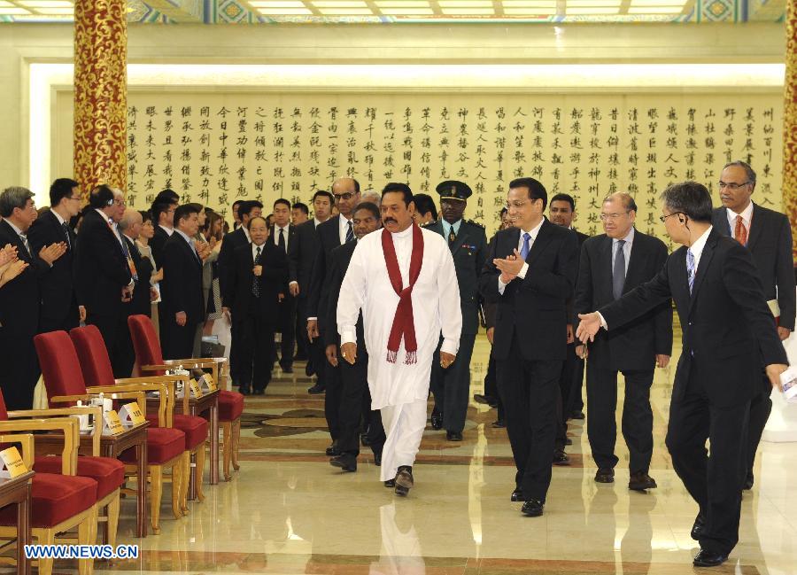 Chinese Premier Li Keqiang (5th R), foreign leaders and representatives of international organizations walk into the venue of the 2nd China Beijing International Fair for Trade in Services (CIFITIS) and Global Services Forum-Beijing Summit in Beijing, capital of China, May 29, 2013. (Xinhua/Rao Aimin) 