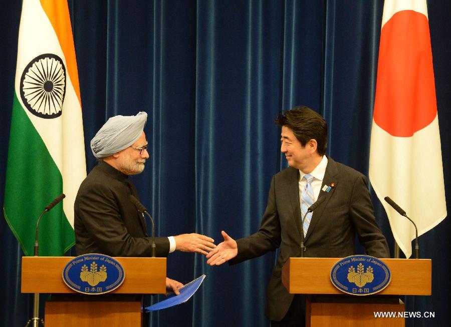Japanese Prime Minister Shinzo Abe (R) and his Indian counterpart Manmohan Singh attend a joint press conference in Tokyo, Japan on May 29, 2013. (Xinhua/Ma Ping) 