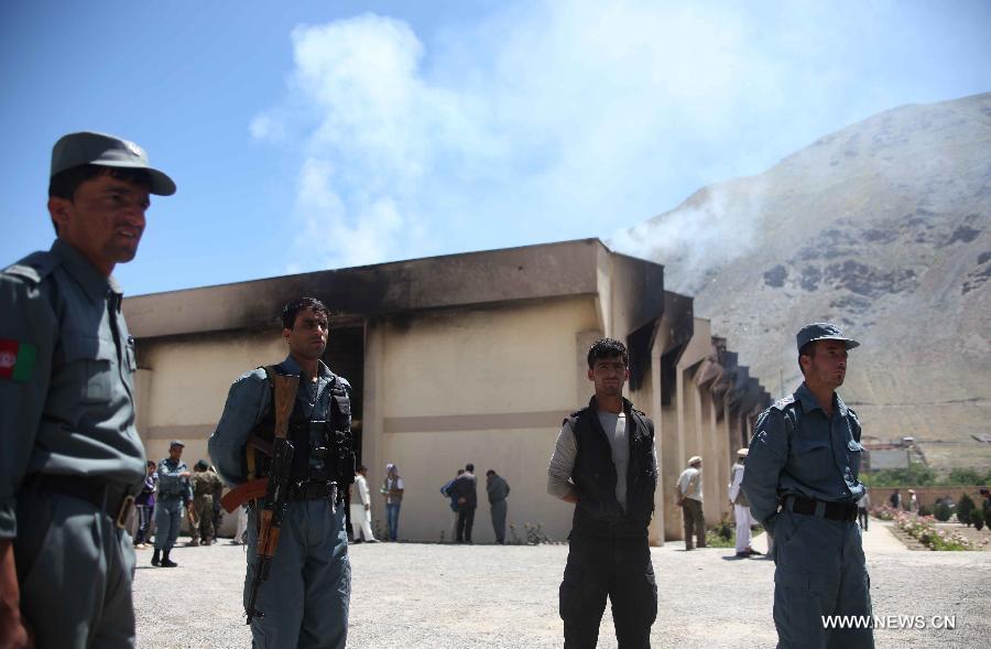 Afghan policemen stand guard outside Panjshir governor compound where a suicide attack taken place in Panjshir province, Afghanistan, on May 29, 2013. One policeman and six militants were killed early Wednesday morning when Taliban suicide bombers launched an attack on the provincial governor office building in eastern Afghan province of Panjshir, a provincial source said. (Xinhua/Ahmad Massoud) 