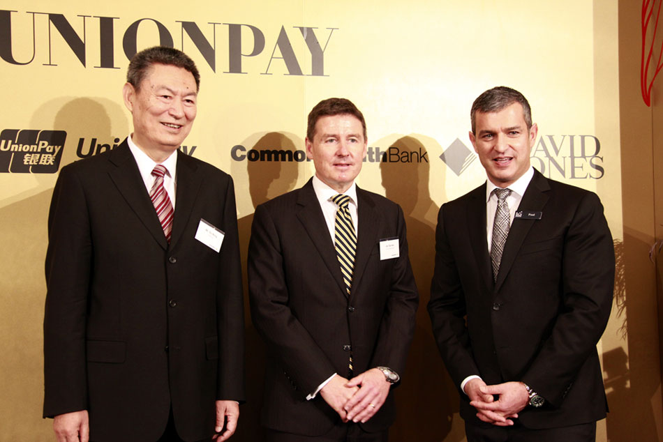Su Ning, Chairman of UnionPay (L), Ian Saines, Vice President of CBA(M) and Paul Zahra, Chief Executive Officer of David Jones take a photo at the ceremony.  (People’s Daily Online / He Ji)