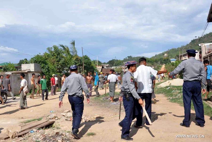 Police stand guard in Lashio, Myanmar's northern Shan state, May 29, 2013. At least one person was killed and four others injured in a communal riot in Lashio, the largest town of Myanmar's northern Shan state, that continued on May 29 afternoon despite temporary calm in the morning amid curfew, according to state TV. (Xinhua/Myanmar News Agency) 