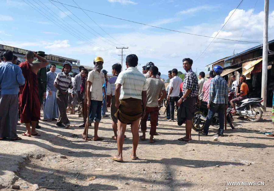 People gather as they hold sticks in Lashio, Myanmar's northern Shan state, May 29, 2013. At least one person was killed and four others injured in a communal riot in Lashio, the largest town of Myanmar's northern Shan state, that continued on May 29 afternoon despite temporary calm in the morning amid curfew, according to state TV. (Xinhua/Myanmar News Agency) 