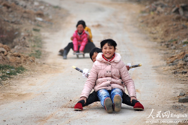 Children play with skateboards in a village in Shanxi province. (Photo/ CFP)