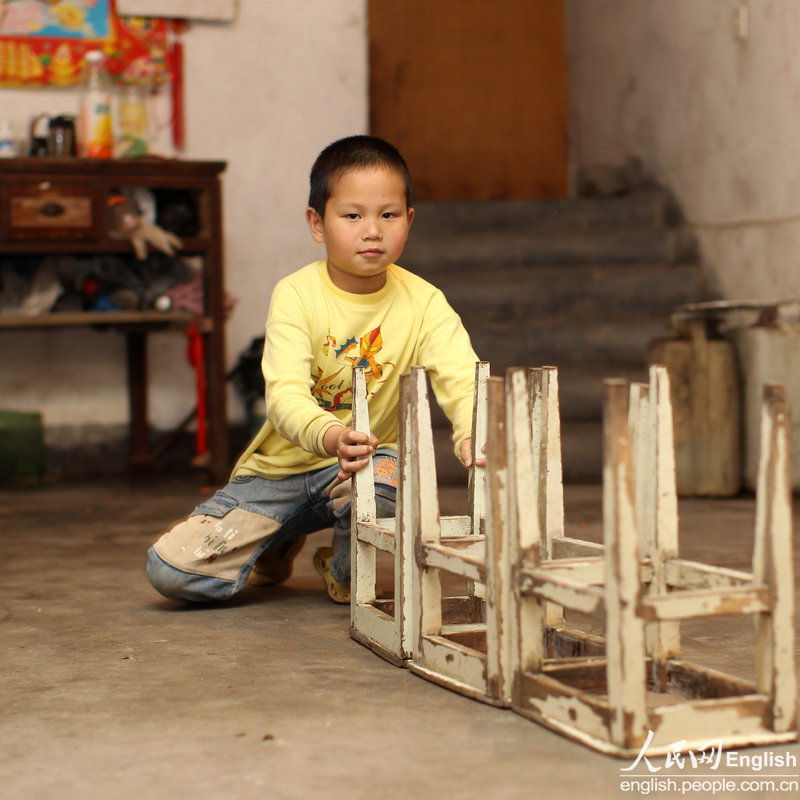 Ye Fei, 8, has been dreaming for a bike of his own. He played with the benches he took as carriages of a train in his imagination. (Photo/ CFP)