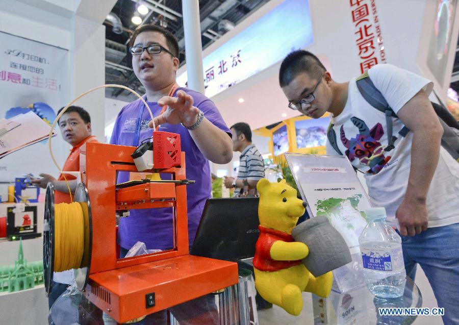 An exhibitor displays Weenie Bear printed by a 3D printer at China Beijing International Fair for Trade in Services (Beijing Fair) in Beijing, capital of China, May 29, 2013. (Xinhua/Zheng Yong)