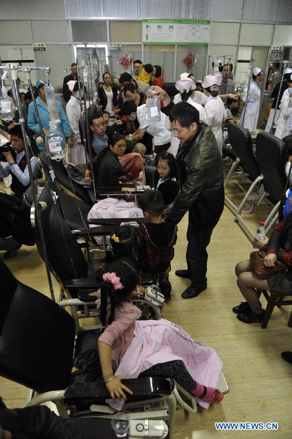 Children receive treatment at the Guizhou Provincial People's Hospital in Guiyang, capital of southwest China's Guizhou Province, May 29, 2013. A suspected food poisoning sickened 51 children Wednesday at the Chunfeng Kindergarten in Guiyang. (Xinhua/Ou Dongqu)