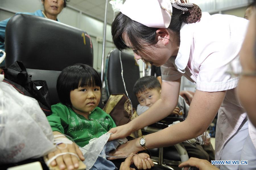 Children receive treatment at the Guizhou Provincial People's Hospital in Guiyang, capital of southwest China's Guizhou Province, May 29, 2013. A suspected food poisoning sickened 51 children Wednesday at the Chunfeng Kindergarten in Guiyang. (Xinhua/Ou Dongqu)