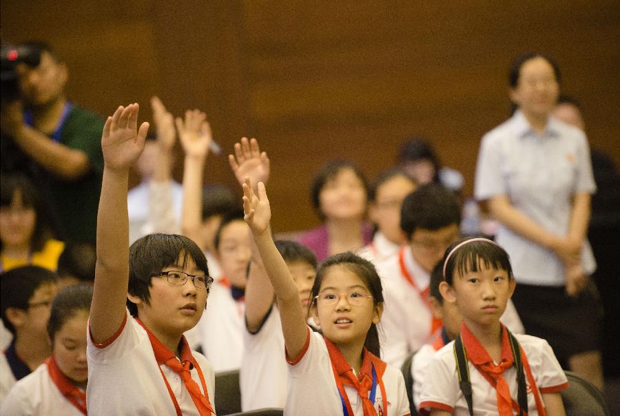 Students raise hands to ask questions as they visit the Supreme People's Court on the court's open day in Beijing, capital of China, May 30, 2013. More than 120 students and teachers from Banchang Elementary School and No. 166 Middle School visited the Supreme People's Court on its open day on May 30. (Xinhua/Wang Quanchao)