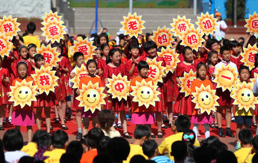 Pupils of Zhongguancun No. 1 Primary School perform in a chorus during an art festival held by the school for celebrating the International Children's Day in Beijing, capital of China, May 30, 2013. (Xinhua/Wang Ying) 