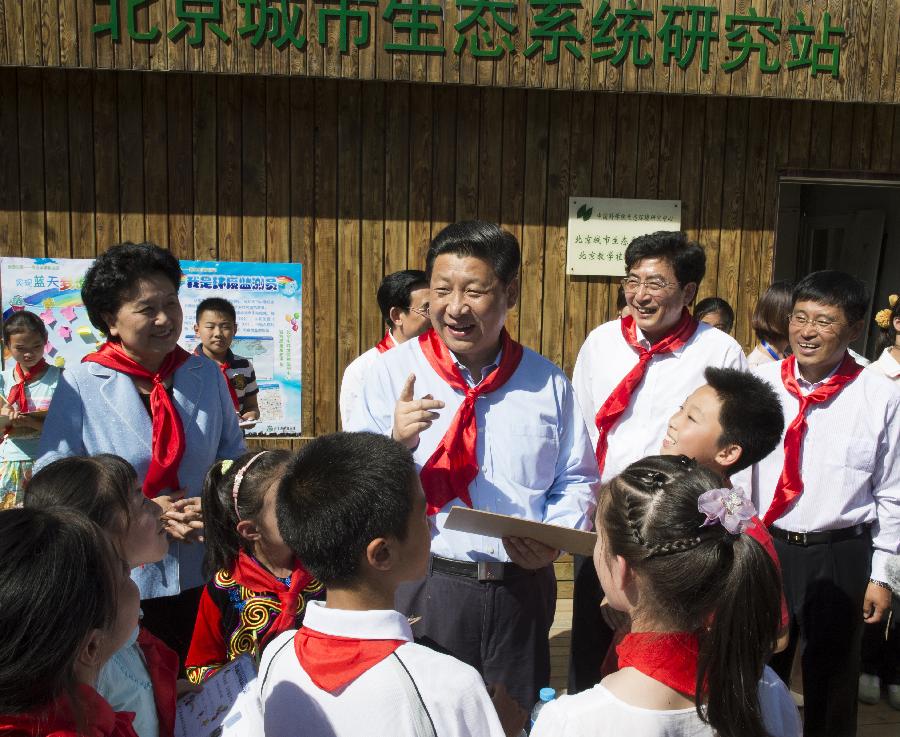 Chinese President Xi Jinping (C) talks with children about environmental protection during a children's activity in Beijing, capital of China, May 29, 2013. (Xinhua/Li Xueren)