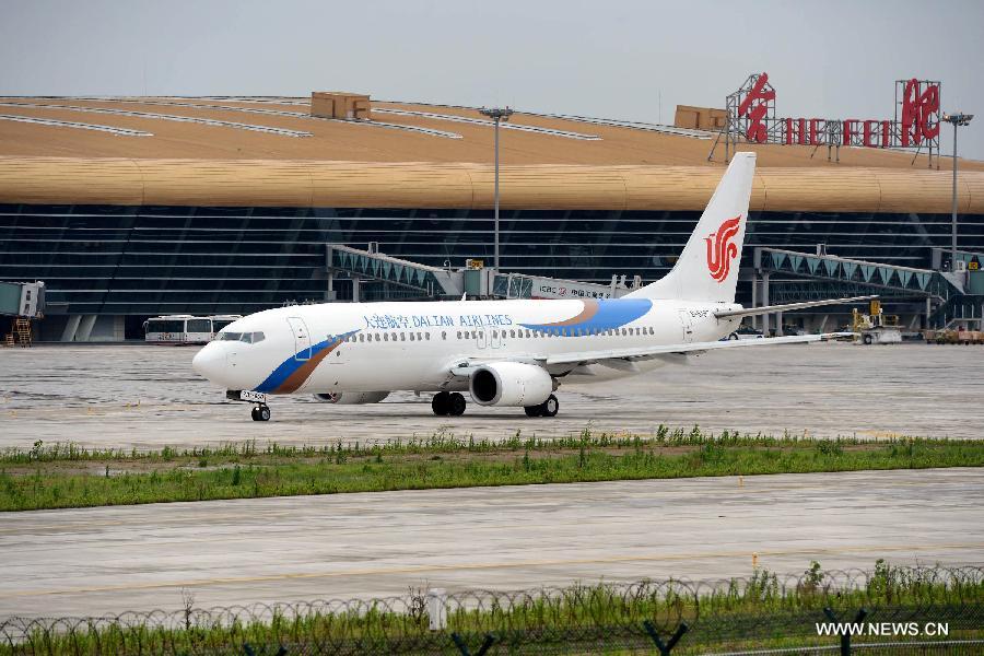 A plane slides at the Hefei Xinqiao International Airport in east China's Anhui Province, May 30, 2013. Located in Gaoliu Town of Feixi County, 31.8 kilometers away from the center of Hefei City, Hefei Xinqiao International Airport has replaced Luogang International Airport as Hefei's main airport. (Xinhua/Zhang Duan)