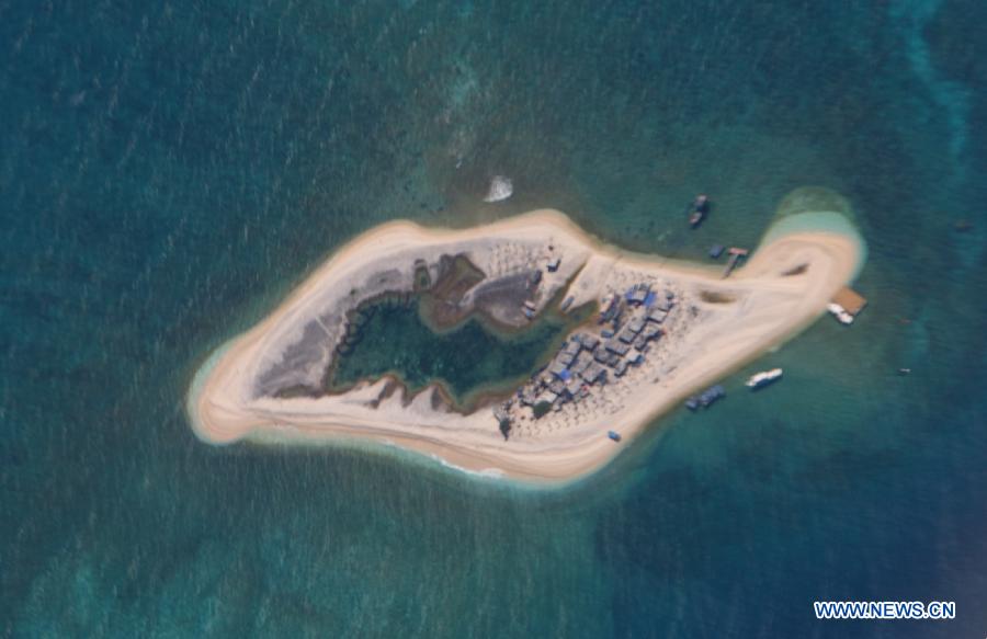 Photo taken on May 20, 2013 shows the scenery of Yagong Island which is part of the Xisha Island, in Sansha City, south China's Hainan Province. (Xinhua/Ma Hongjie)