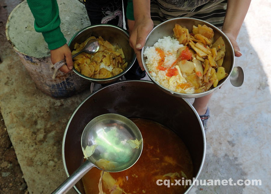 The lunch provided at school. Meat, fish, or poultry is rarely served. 90 percent of students in Shijiao Yingshan School are left-behind children separated from their parents who seek jobs in big cities.(Photo by Huang Junhui/ cq.xinhuanet.com)
