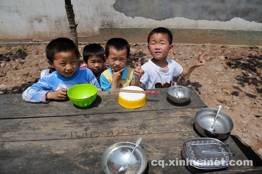 Preschool students wait for their food. 90 percent of students in Shijiao Yingshan School are left-behind children separated from their parents who seek jobs in big cities. (Photo by Huang Junhui/ cq.xinhuanet.com)