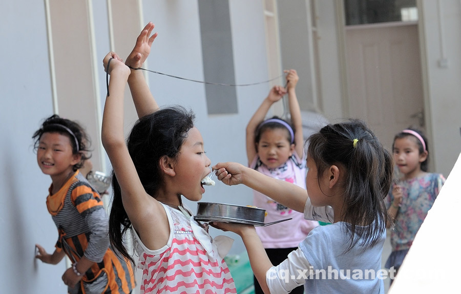 Junior students seize every minute to have fun, jumping between rubber bands during lunch time. (Photo by Huang Junhui/ cq.xinhuanet.com)