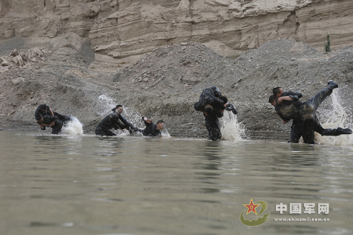 Training photos of special forces in Xinjiang (Source: chinamil.com.cn)