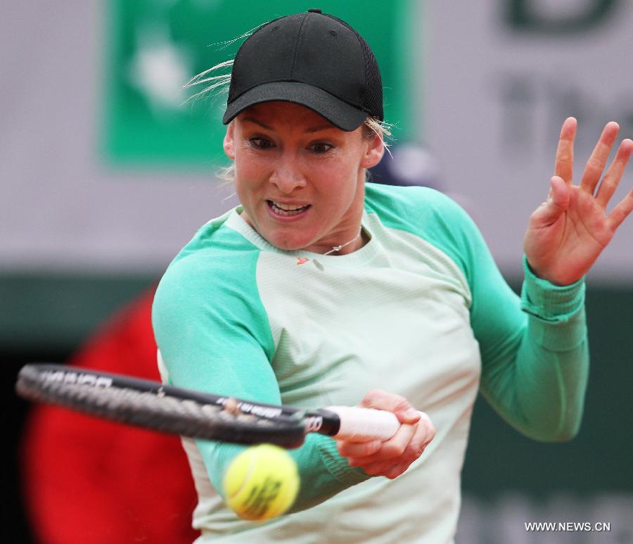 Bethanie Mattek Sands of the United States hits a return against Li Na of China during their women's singles match at the French Open tennis tournament at the Roland Garros stadium in Paris May 30, 2013. (Xinhua/Gao Jing)