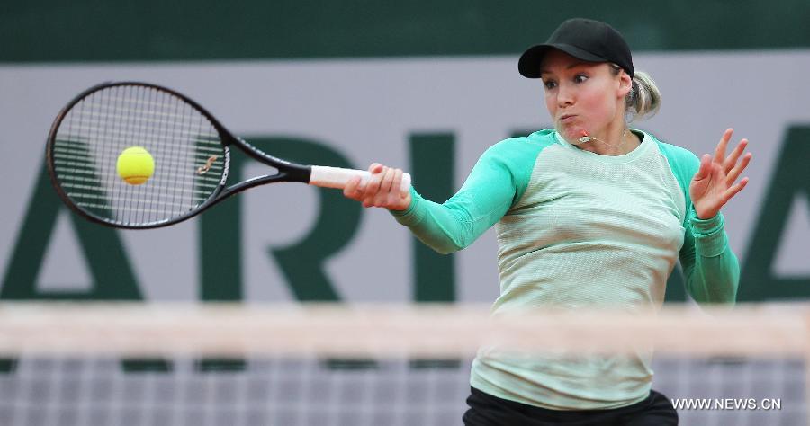 Bethanie Mattek Sands of the United States hits a return against Li Na of China during their women's singles match at the French Open tennis tournament at the Roland Garros stadium in Paris May 30, 2013. (Xinhua/Gao Jing)