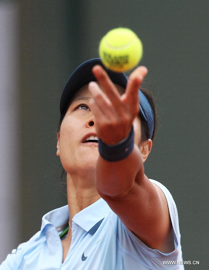 Li Na of China serves to Bethanie Mattek Sands of the United States during their women's singles match at the French Open tennis tournament at the Roland Garros stadium in Paris May 30, 2013. (Xinhua/Gao Jing)