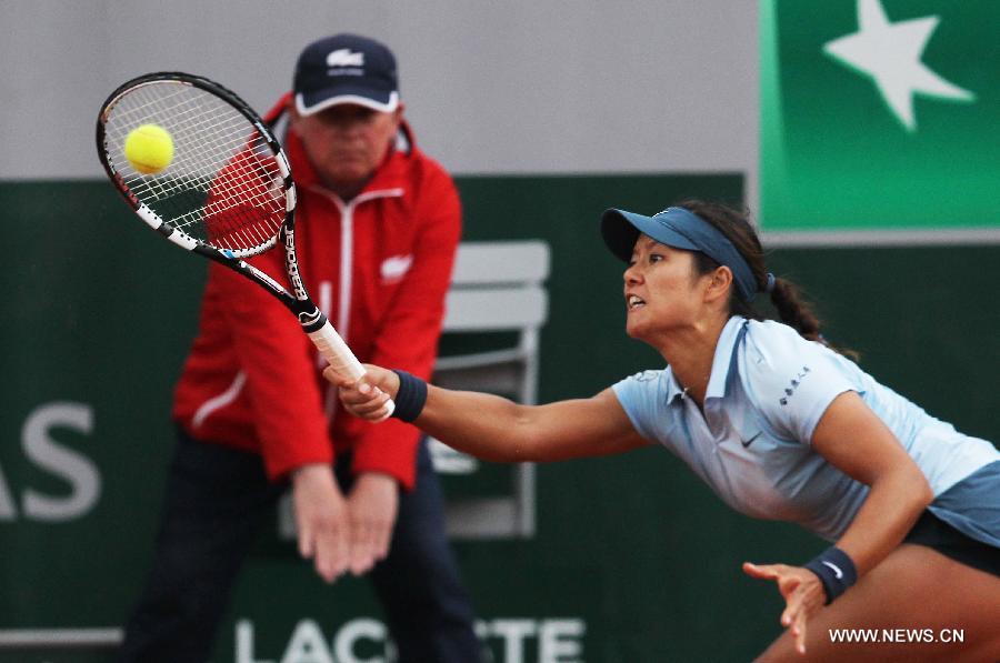 Li Na of China hits a return to Bethanie Mattek Sands of the United States during their women's singles match at the French Open tennis tournament at the Roland Garros stadium in Paris May 30, 2013. (Xinhua/Gao Jing)