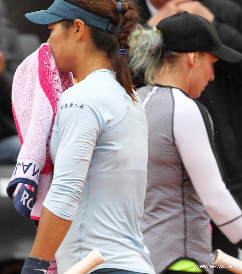 Li Na (L) of China walks by Bethanie Mattek Sands of the United States during the women's singles second round match at the French Open tennis tournament at the Roland Garros stadium in Paris, France, May 30, 2013. Li Na lost the match 1-2. (Xinhua/Gao Jing)